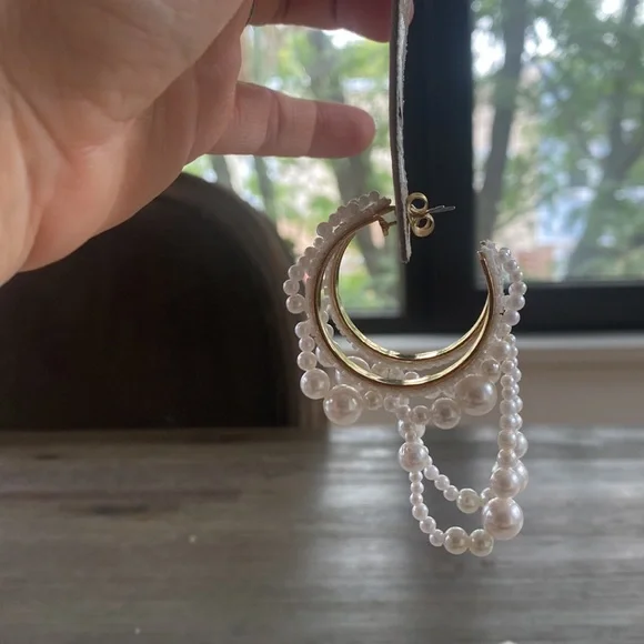 Anthropology woman’s gold and pearls earrings - Picture 5 of 8